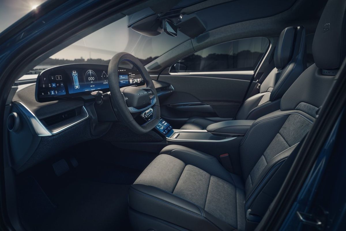 In the cabin, Sapphire draws attention to extreme performance...