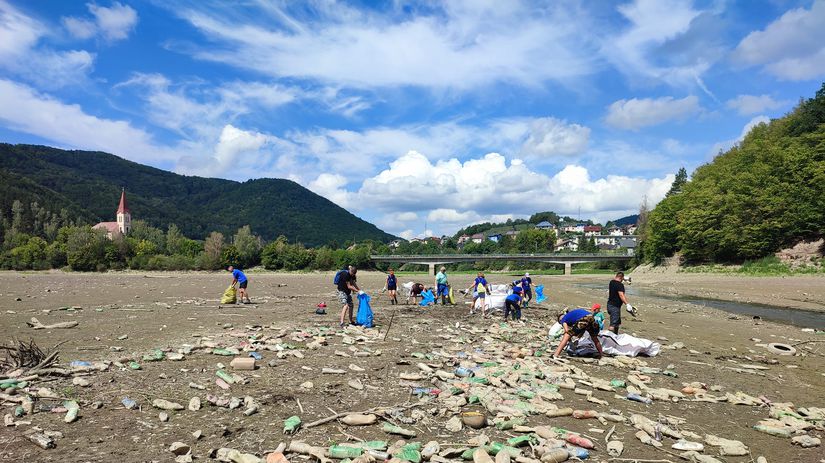 Čistenie dna Ružínskej priehrady.
