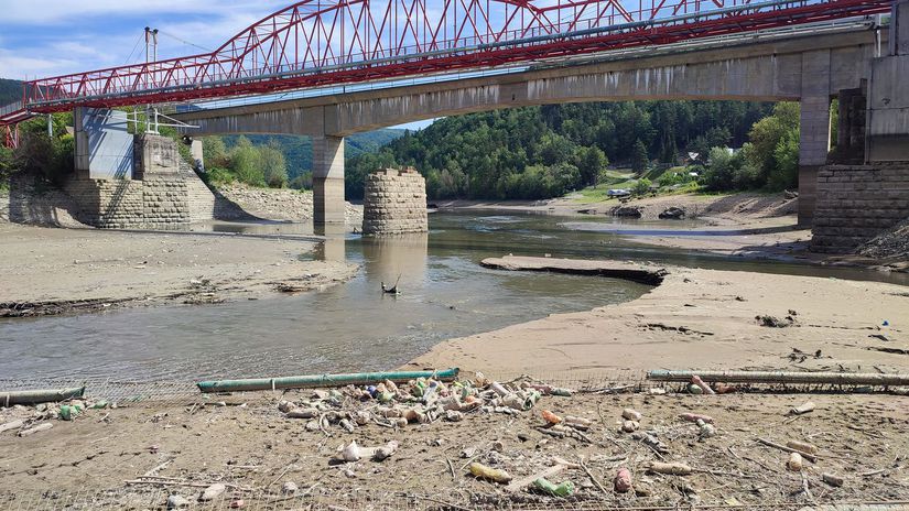 Na dne Ružínskej priehrady boli hlavne plastové...