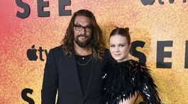 Jason Momoa a jeho seriálová kolegyňa Hera Hilmar 