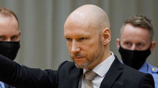Stýka sa len  dozorcami. Nórsky extrémista Breivik znovu žaluje vládu