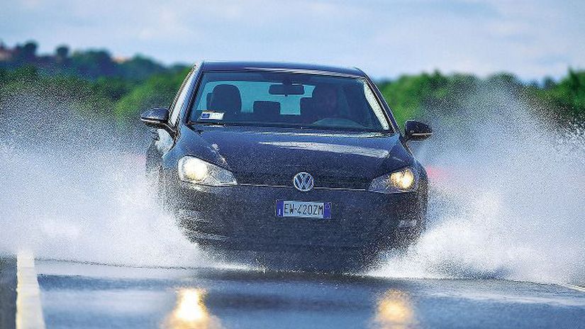 Voda na ceste počas letných búrok je poriadne...