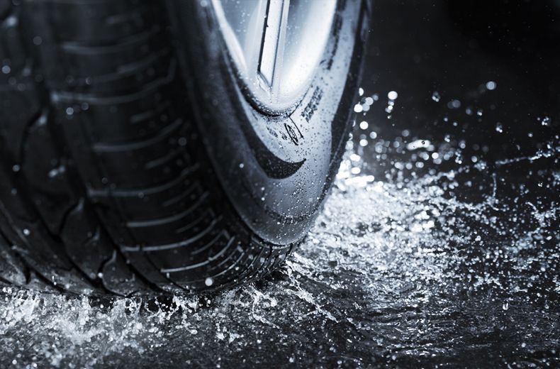Aquaplaning je postrachom vodičov. Vrstva vody...
