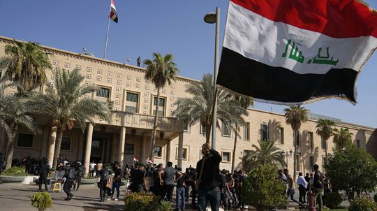 Stúpenci irackého šiitského duchovného Muktadá...