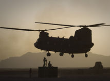 USA armáda vrtuľníky Chinook lety pozastavenie