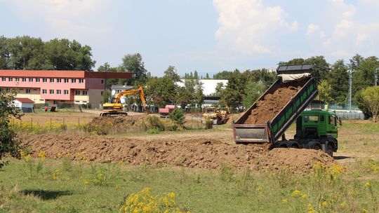 Práce na budovaní novej krytej plavárne v...