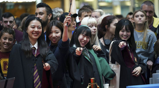 Stovky fanúšikov Harryho Pottera oslávili...