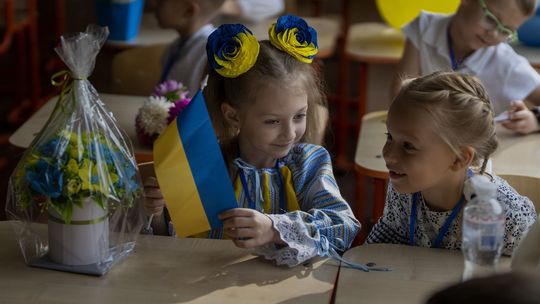 Šesťročná Taisia Ščerbová, vľavo, sa vo štvrtok...