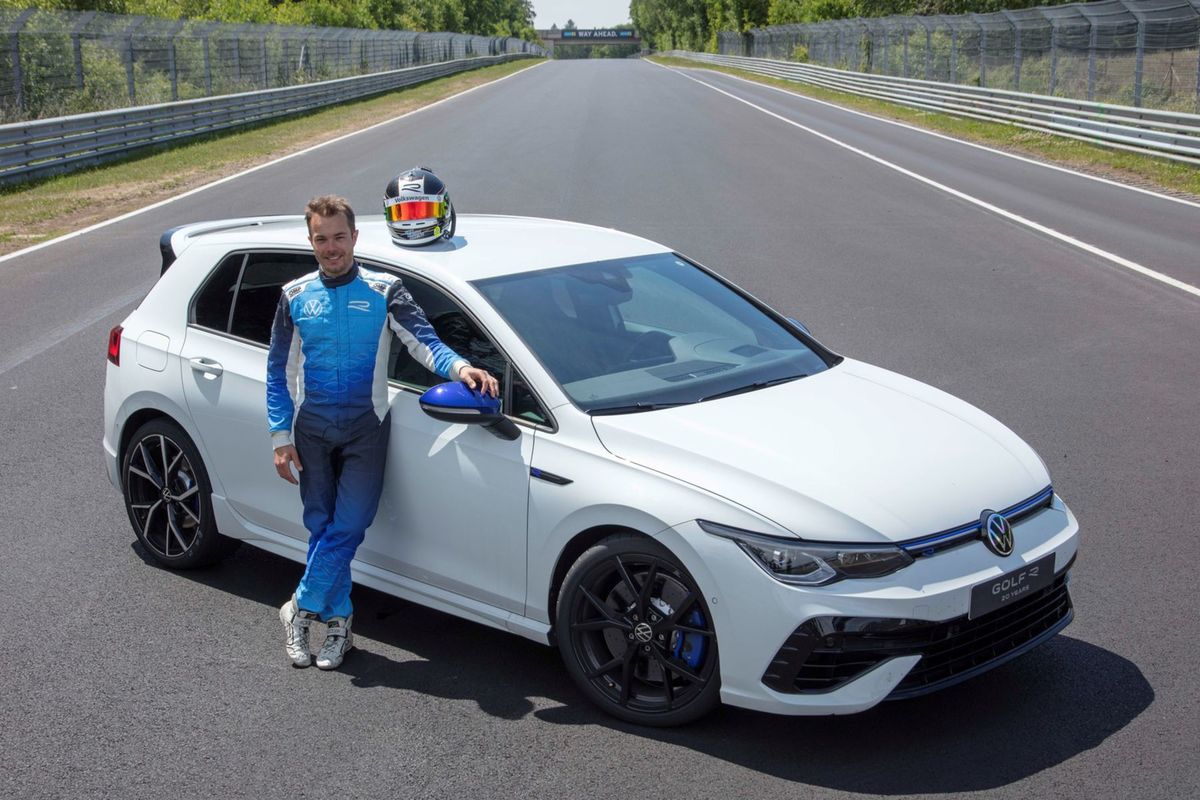 Zusammen mit Fahrer Benn Leuchter fährt er den Golf R 20...