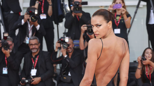 Modelka a herečka Irina Shayk v kreácii s...