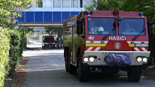 V areáli gymnázia v Prešove zaživa horel muž. Uhasili ho žiaci