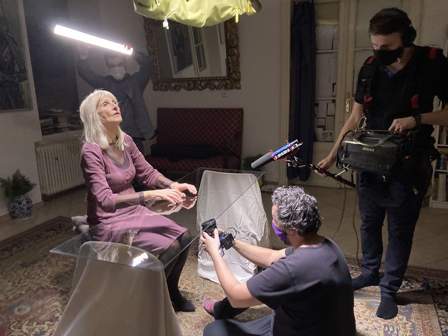 Záber z nakrúcania dokumentu o klaviristke...