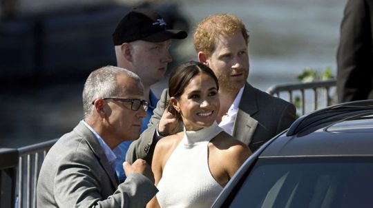 Britský princ Harry s manželkou Meghan...