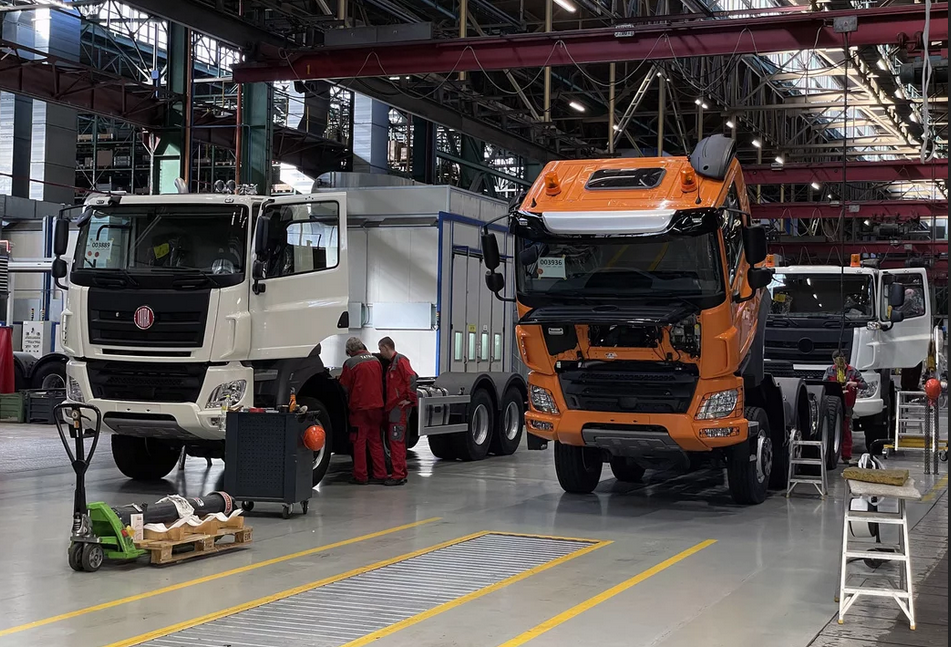 Požiar v hale Tatry Trucks hasili nielen hasiči...
