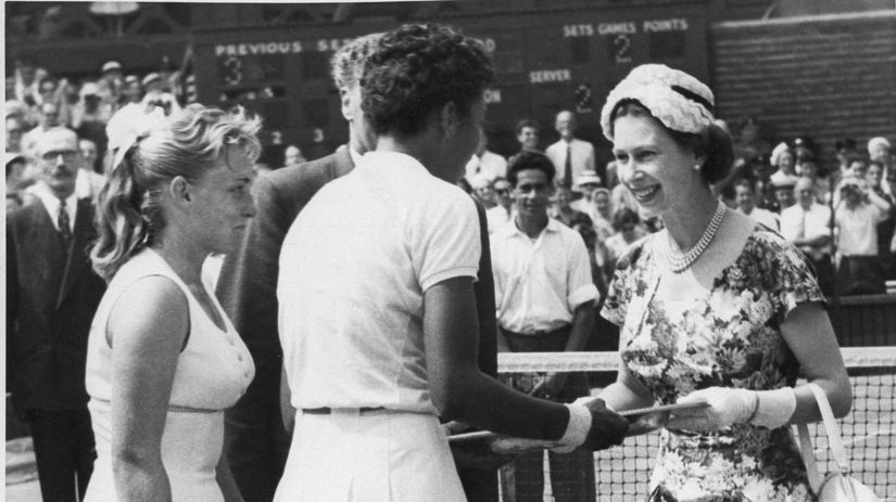 Júl 1957. Kráľovná Alžbeta II. gratuluje...