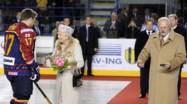 Britská kráľovná Alžbeta II., Slovensko, Poprad, hokej, buly