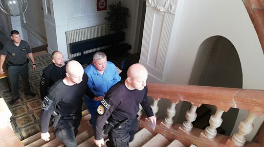 Dušan Kováčik v sprievode polície prichádza na...