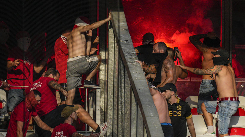 Výtržnosti pred zápasom OGC Nice - 1. FC Kolín.