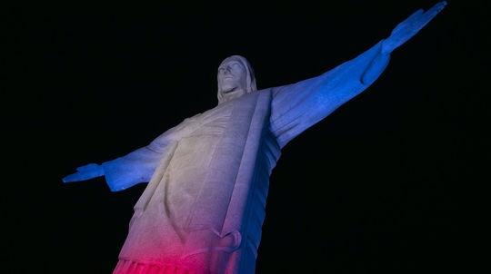 Socha Krista Spasiteľa osvetlená červenou,...