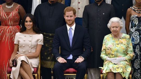 Len nesprav túto chybu! Akú radu dostala Meghan pred stretnutím s Alžbetou II. od známeho komika?
