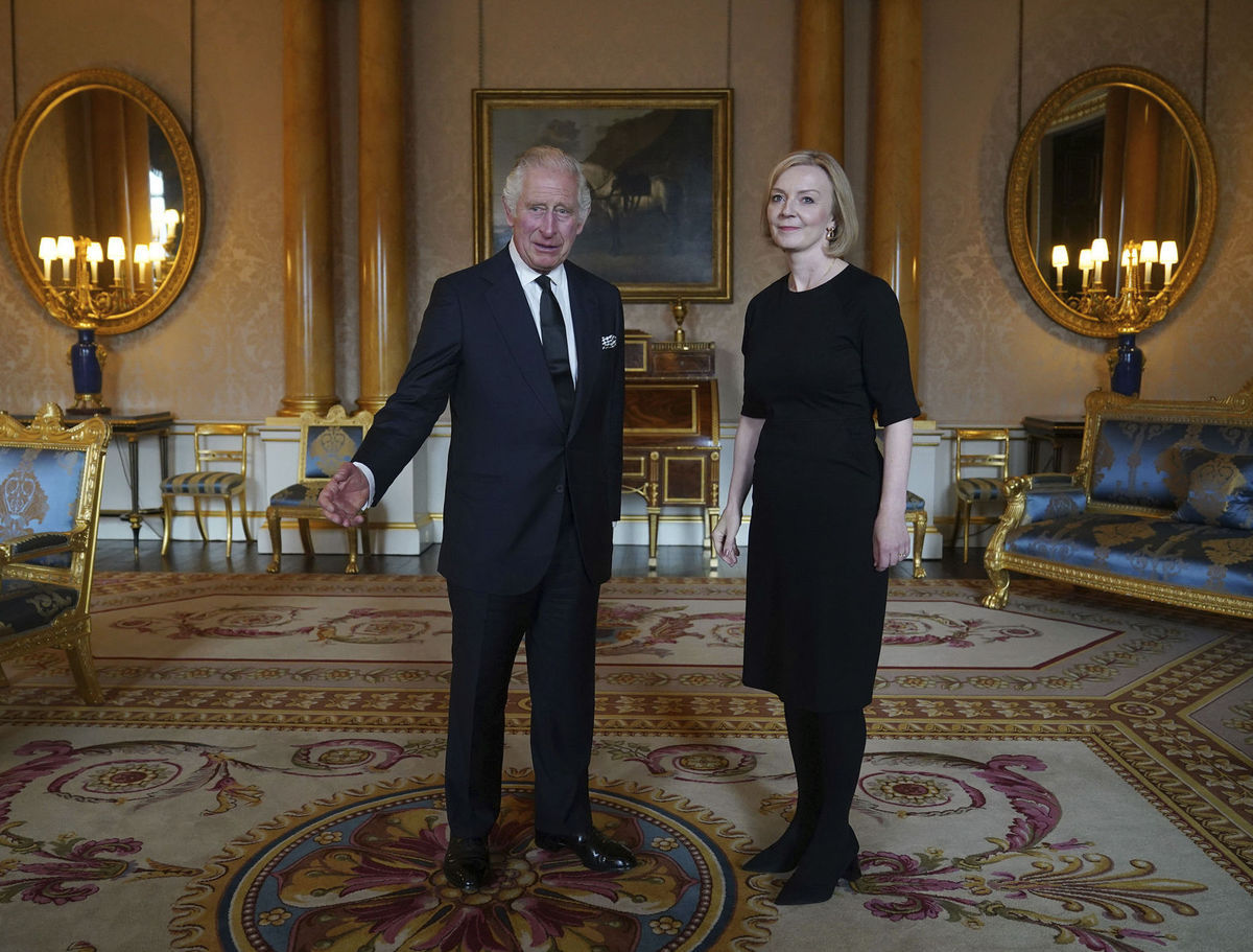 Na snímke zľava nový britský kráľ Karol III. a...