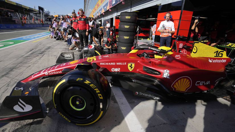   Charles Leclerc z tímu Ferrari v monoposte so...