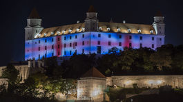 SR Bratislava hrad vlajka britská pamiatka kráľovná BAX