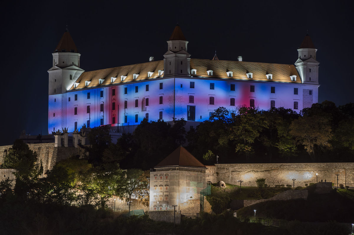 Na snímke Bratislavský hrad nasvietený vlajkou...