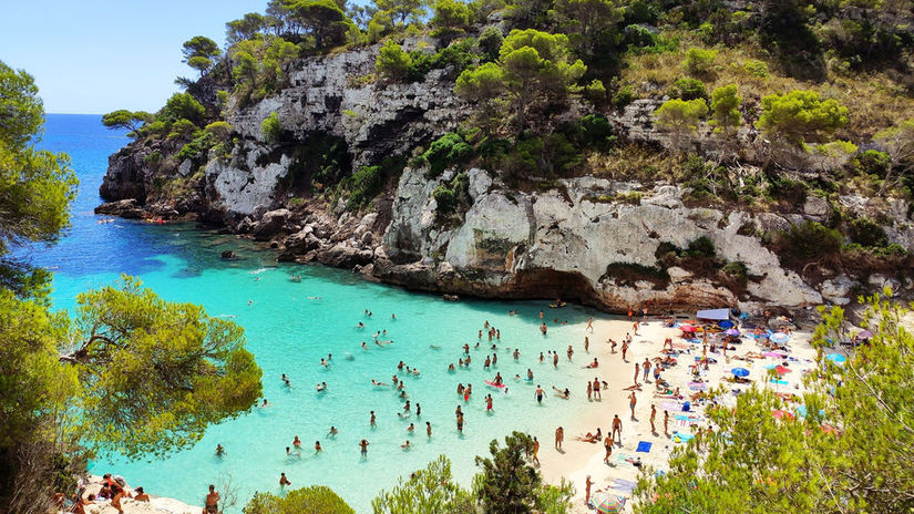 Cala Macarelleta na španielskom ostrove Menorka.