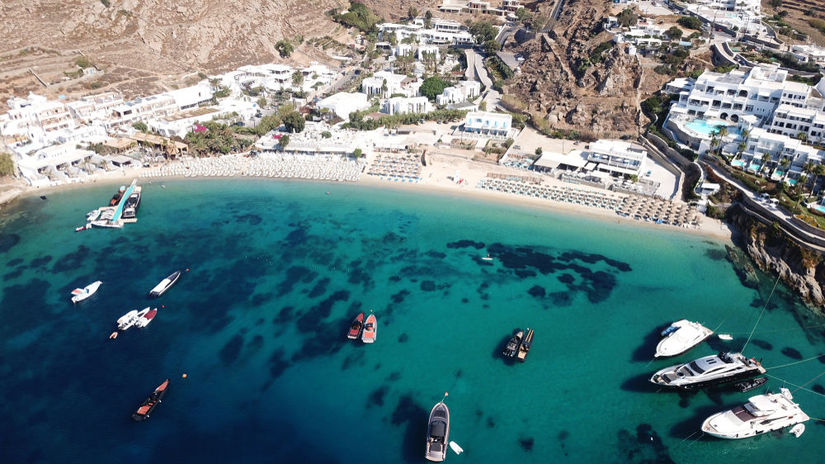 Pláž Psarou na gréckom ostrove Mykonos.