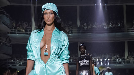 Topmodelka Bella Hadid na prehliadke značky...