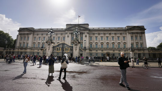 Polícia zadržala muža, ktorý liezol na múr pri Buckinghamskom paláci