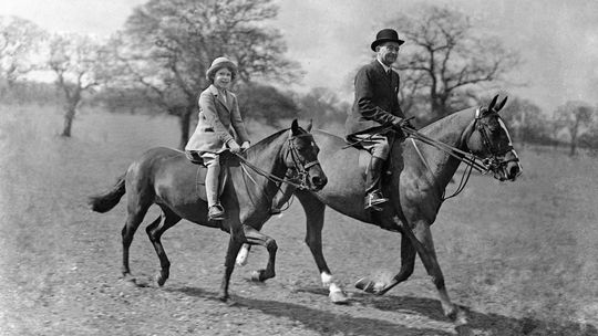 Apríl 1935. Alžbeta počas jazdy na koni v parku...