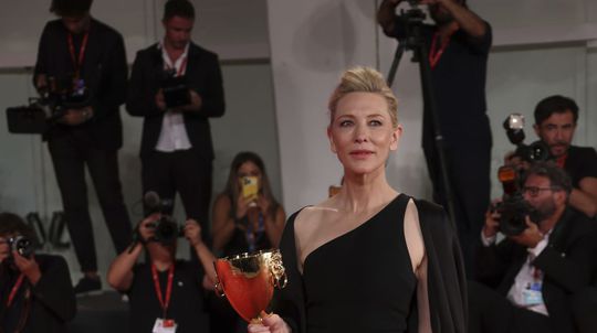 Herečka Cate Blanchett s cenou Coppa Volpi...