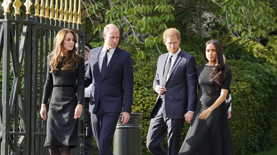 Princ William a jeho manželka Kate (vľavo) a...