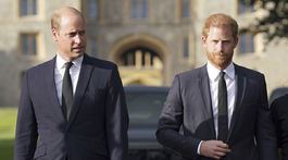 princovia William (vľavo) a Harry