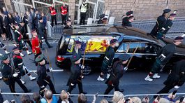  Pohrebný voz preváža rakvu s pozostatkami...