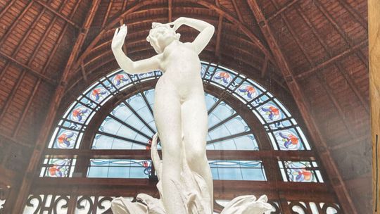 Buvette Cachat so sochou symbolizujúcou prameň...