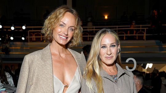 Modelka Amber Valletta (vľavo) a herečka Sarah...