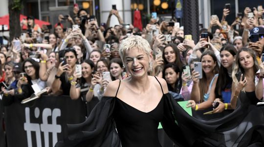 Herečka Emma Corrin v kreácii Miu Miu na...