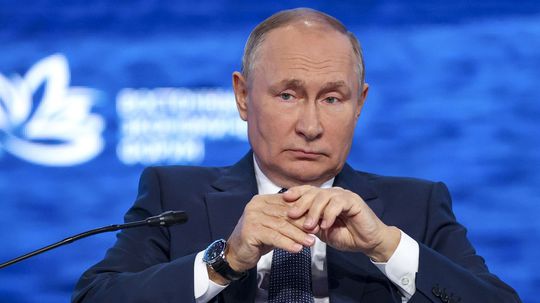 Putin dostal na narodeniny darčekový certifikát na traktor aj pyramídu z melónov