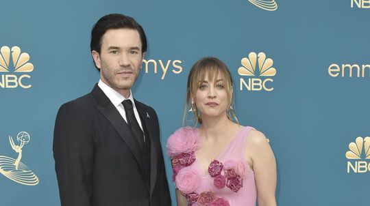 Tom Pelphrey a Kaley Cuoco na 74. ročníku...