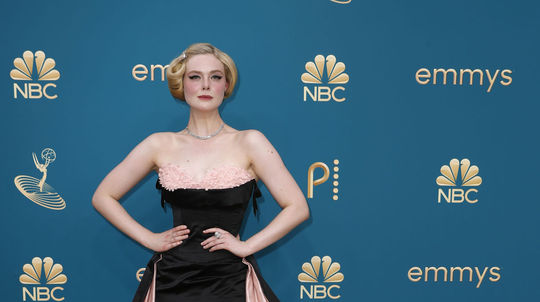 Herečka Elle Fanning prichádza v róbe Sharon...
