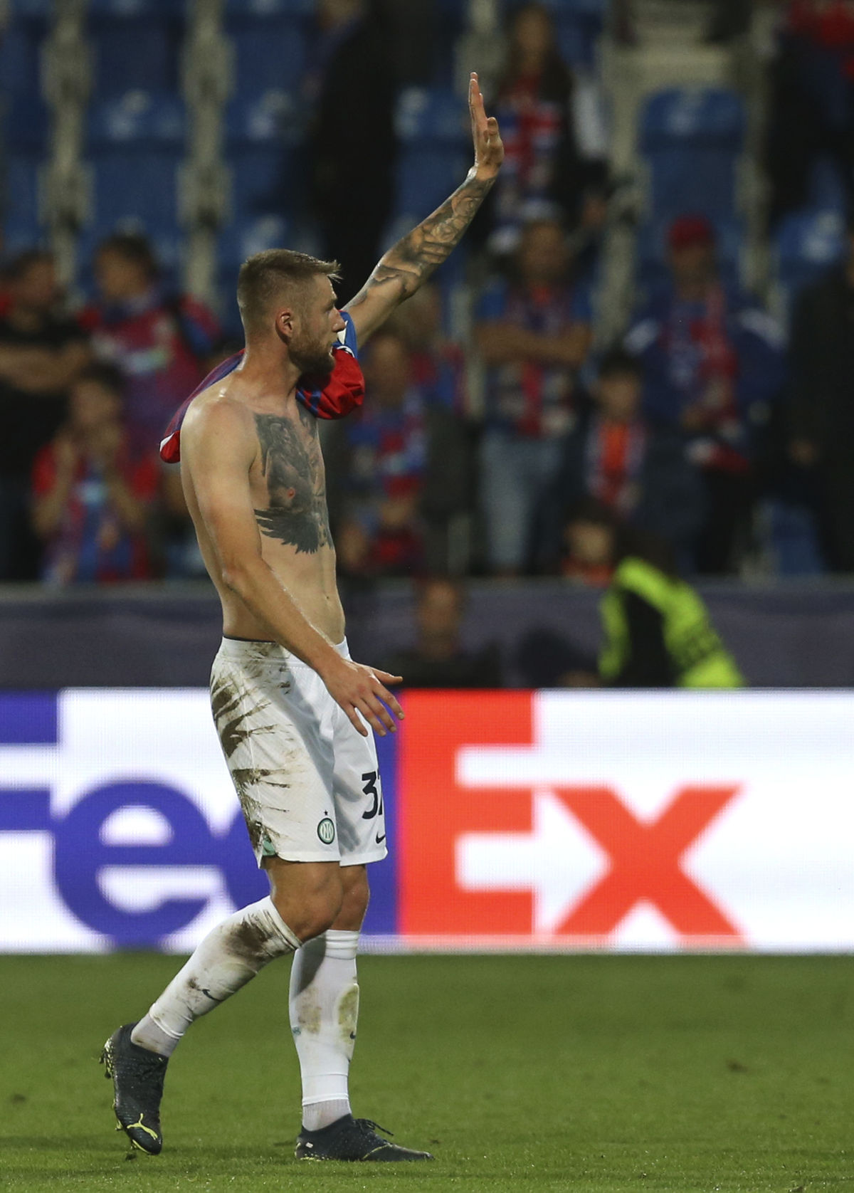 Milan Škriniar máva smerom k tribúne po...