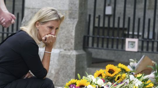  Sophie, grófka z Wessexu, smúti za kráľovnou...