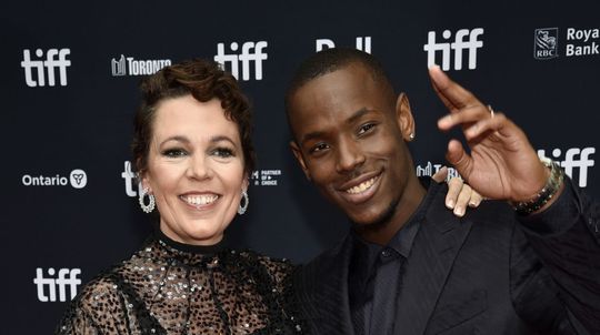 Herečka Olivia Colman a jej kolega Micheal Ward...