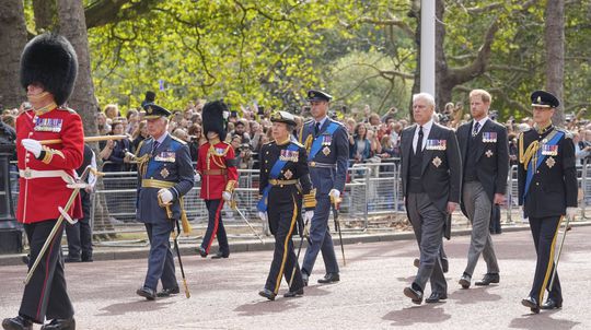 Sprava: Princ Edward, princ Harry, princ...