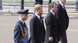 Princ William v slávnostnej uniforme, jeho princ Harry (bez uniformy, no s vyznamenaniami) a ich bratranec Peter Philips