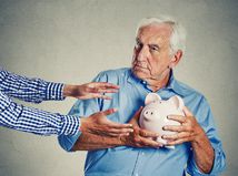 starý muž, dôchodca, peniaze, prasiatko, sporenie