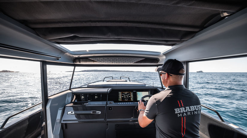 Súčasťou výbavy je aj autopilot.